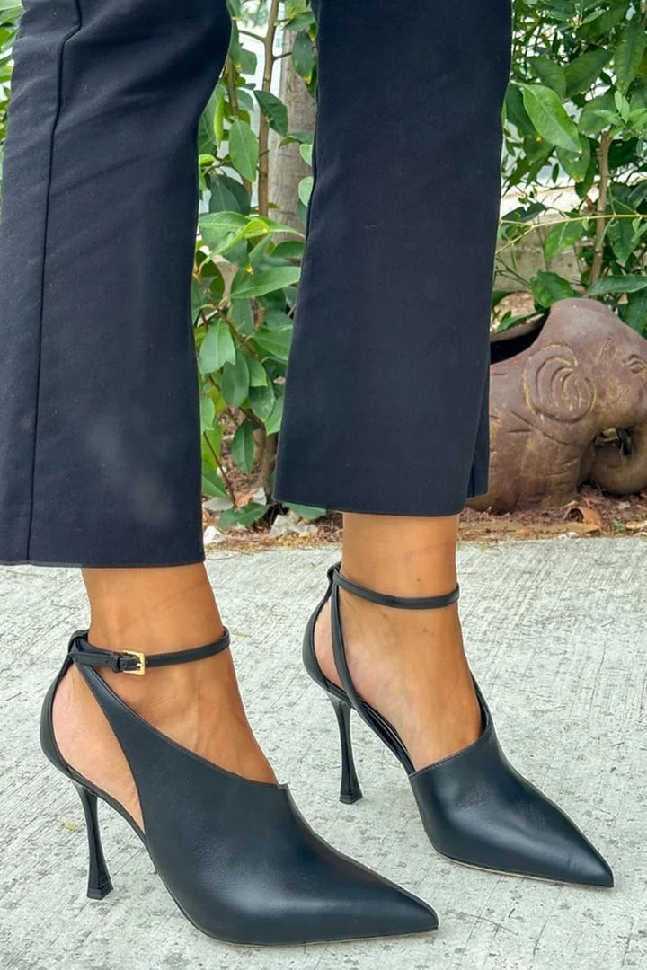 DÉCOLLETÉ À POINTE AVEC CINTURIN