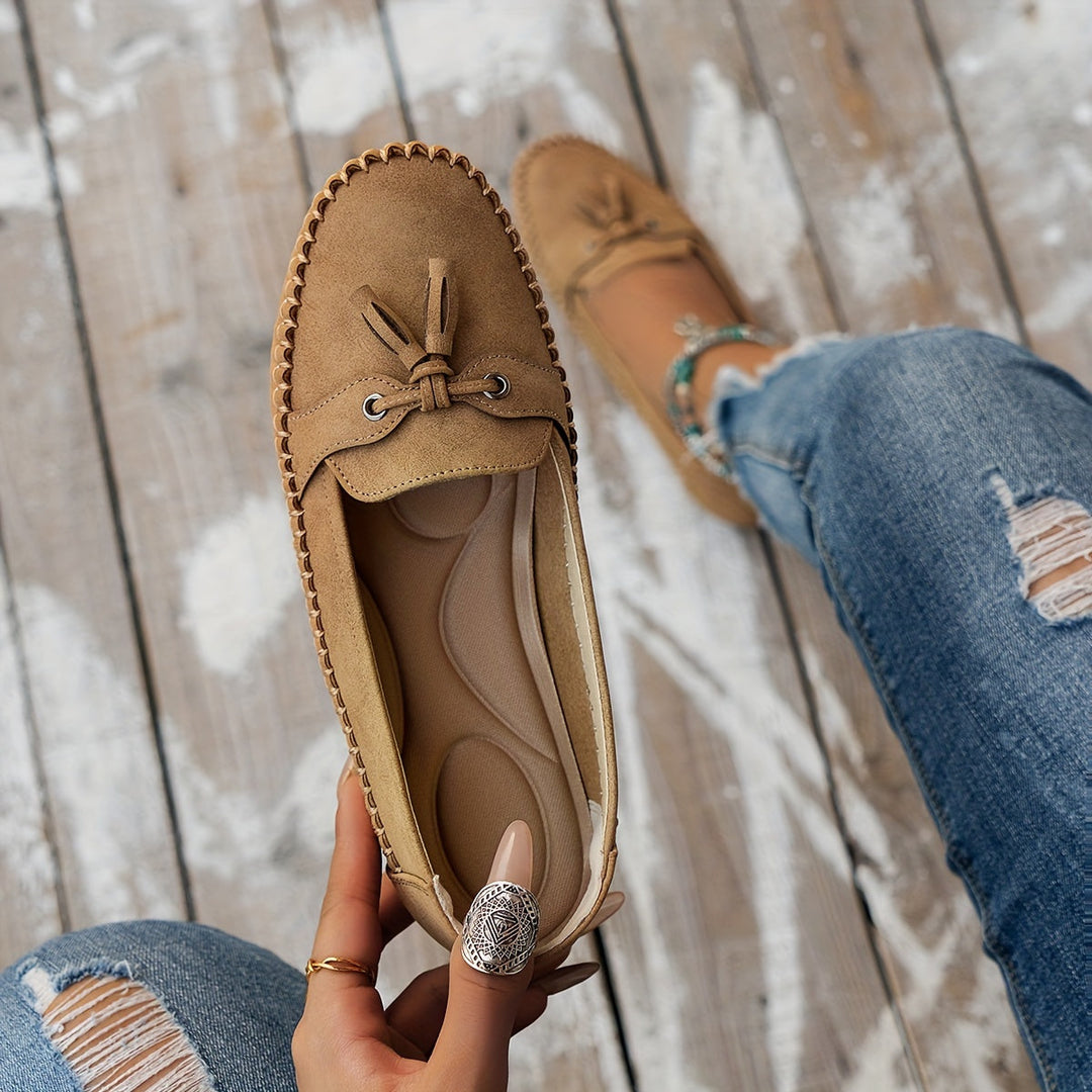 Nadine – Mocassins Classiques avec Détail de Pompon