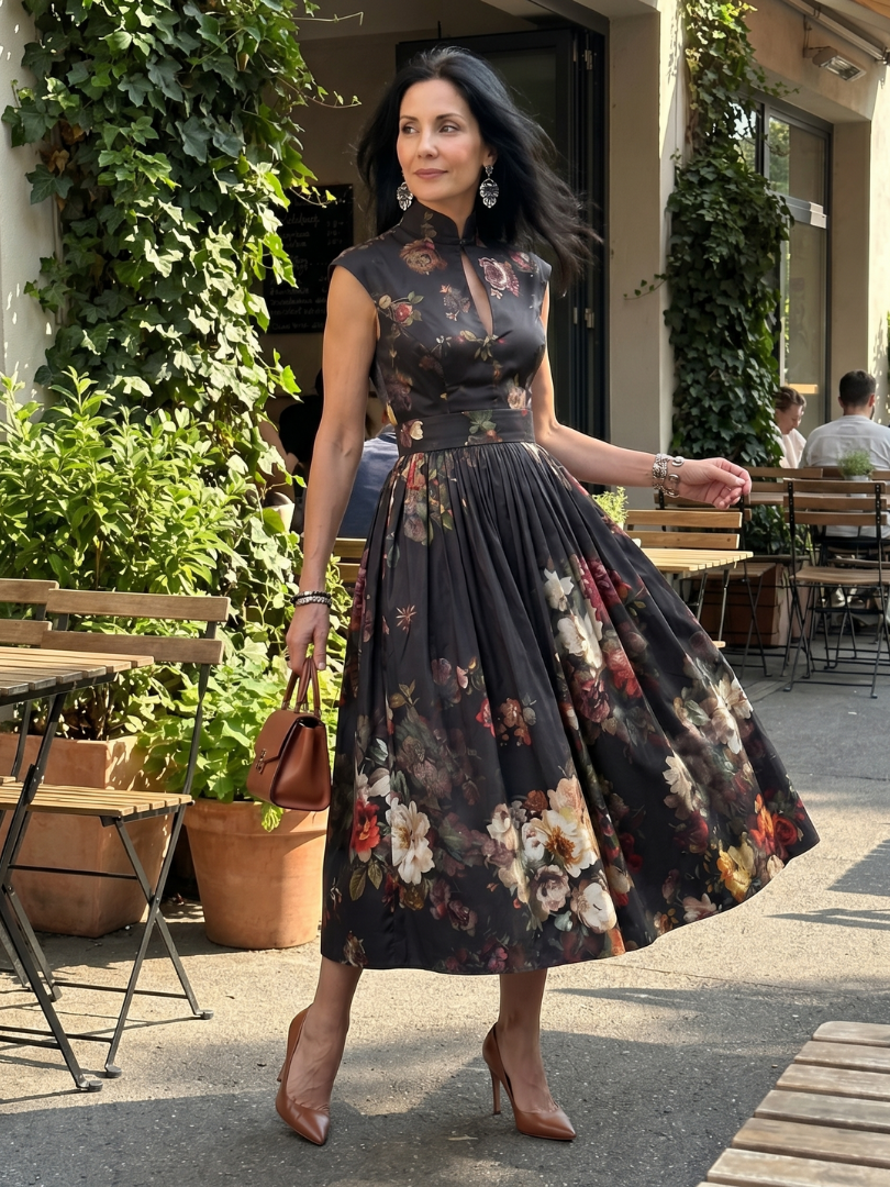 Greta | Robe Midi Plissée à Col Montant et Découpe Florale