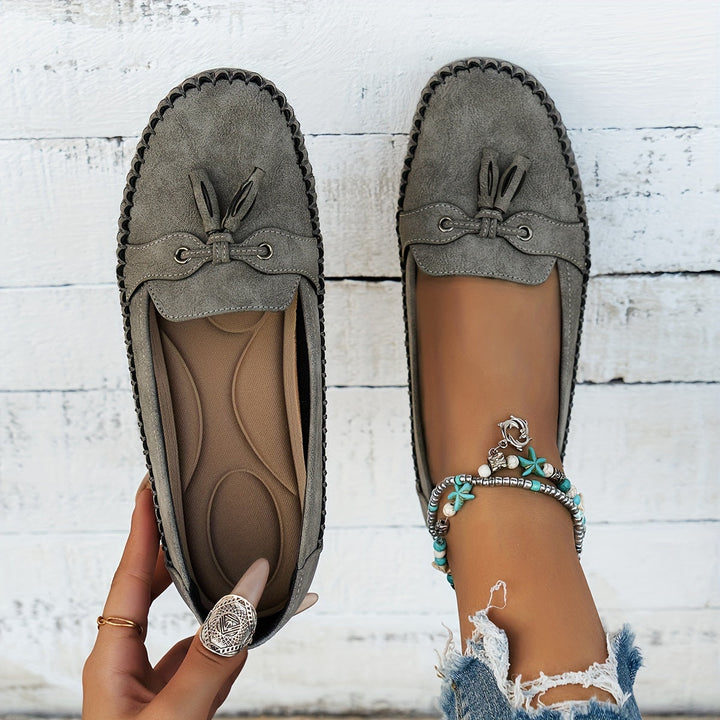 Nadine – Mocassins Classiques avec Détail de Pompon