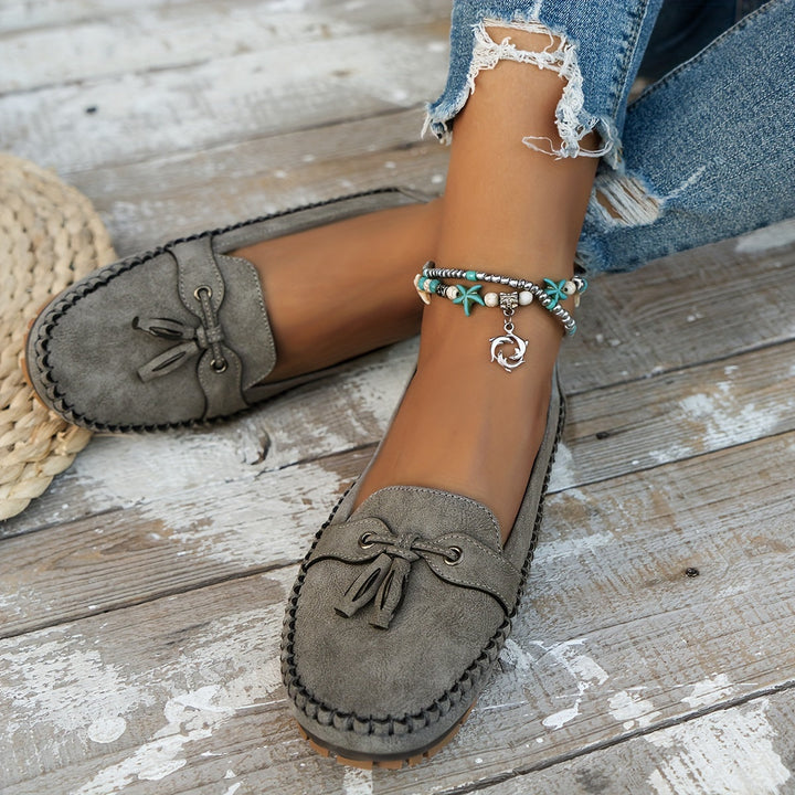 Nadine – Mocassins Classiques avec Détail de Pompon